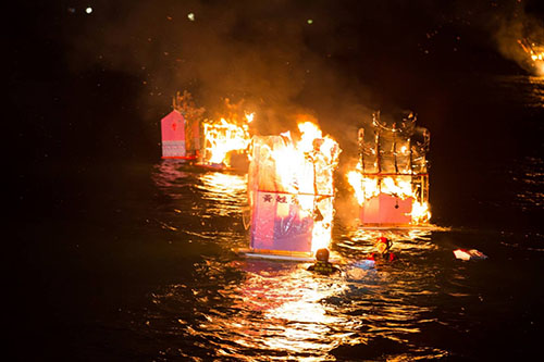 中元祭施放水燈頭，基隆市長林右昌祝禱市民平安