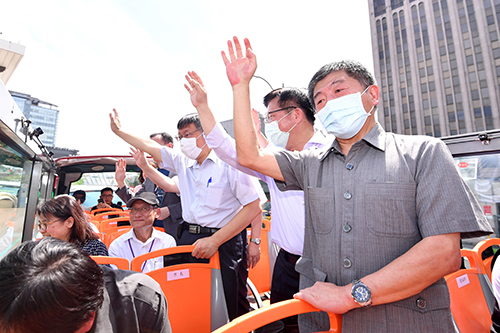 台北市長柯文哲與雙部長搭乘雙層觀光巴士：鼓勵國人搭乘