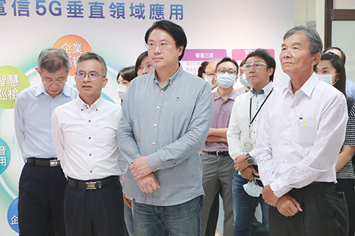 基隆市長林右昌參訪中華電信學院 期許基隆市港成示範場域