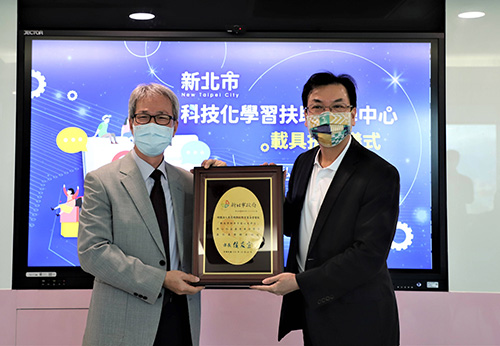 黃昆輝教授教育基金會捐贈240萬購置250台行動載具