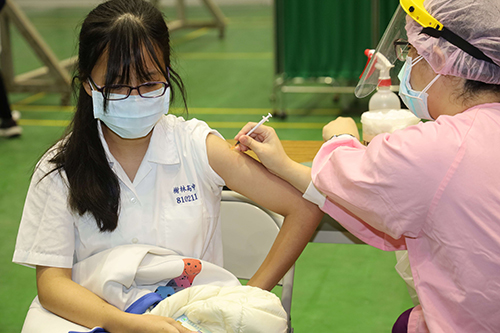 新北14.2萬國高中生 接種第2劑BNT疫苗 全面實施2日線上課程