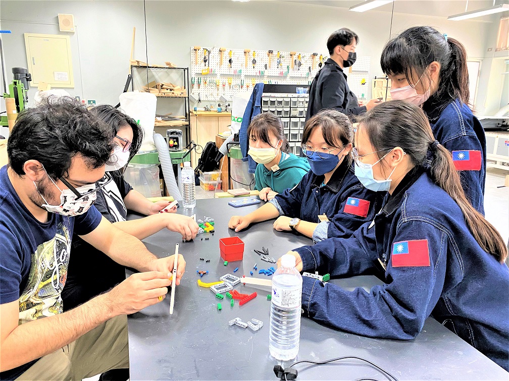 新北高中生攜手外籍大學生 手作線書 共組樂高 享受國際化學習環境