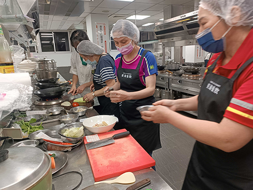 新北國際飲食校廚教學營-首納團膳廠商 學生餐桌上學習異國飲食文化