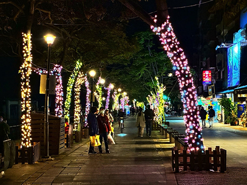 7萬顆LED燈飾妝點淡水古鎮　金色水岸現濃濃聖誕氛圍