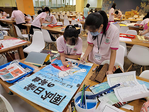 不一樣的國中藝術課 孩子用雙語設計海報、表演劇場、分享名曲