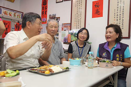 台北市市長參訪五全里與老人共餐