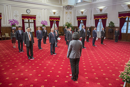 總統主持新任行政院政務人員及駐外大使宣誓典禮