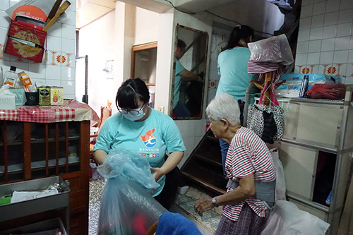 團隊成員協助老人家打掃家中環境