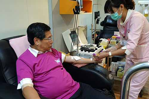 嘉義市長涂醒哲於22日一早前往嘉義捐血站捐血