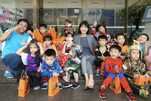 開發金控執行副總郭瑜玲(正中)接待萬聖節遊行幼童。