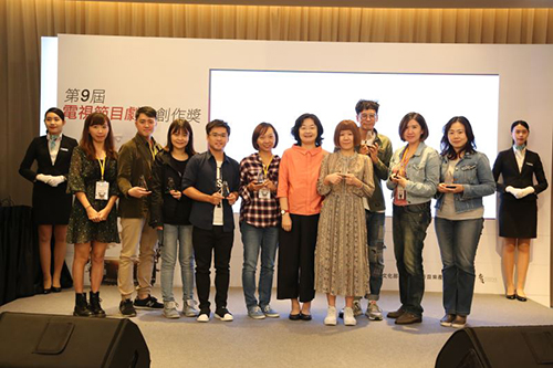 文化部影視局徐宜君局長(右5)與「107年度電視節目劇本創作獎」得主合影