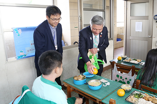 台中市副市長張光瑤視察學校營養午餐推廣在地水果