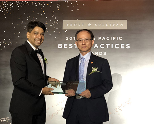 frost & sullivan 副主席ajay sunder（左）頒獎給中華電信，由行動分公司總經理陳明仕代表領獎。