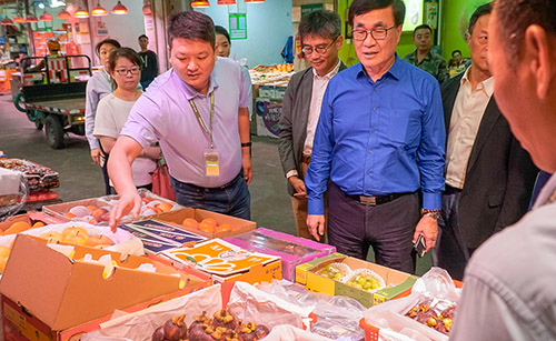 新北市副市長李四川前往農產品批發市場關心台灣農產銷往深圳情形