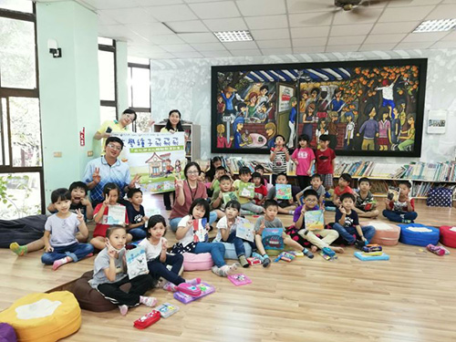青山國小師生歡迎台文館和閱讀團隊到訪