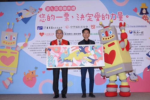台新公益慈善基金會董事長吳東亮感謝「點點善」團隊創作出愛的力量機器人，創辦人葉文宏也回贈畫作。