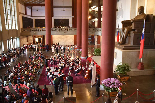 光復國小弦樂團演出，國父紀念館大廳頓時充滿了聖誕溫馨的樂聲。