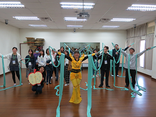 南華文學系創意營隊，穿越時空體驗唐朝生活，學員學習敦煌舞「飛天」輕盈曼妙的舞姿。