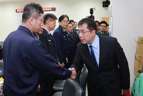 台南市長黃偉哲與警察弟兄握手致謝