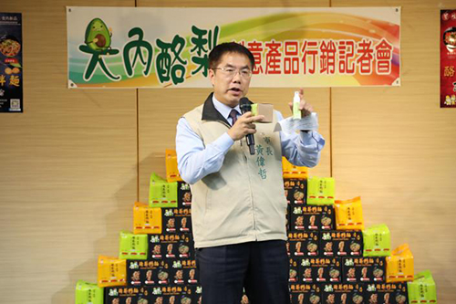 台南市長黃偉哲化身最佳推銷員 行銷大內酪梨籽麵