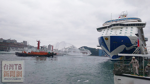台灣港務基隆分公司浱二艘濆水船，大動作歡迎盛世公主輪。（記者陳念祖　攝）