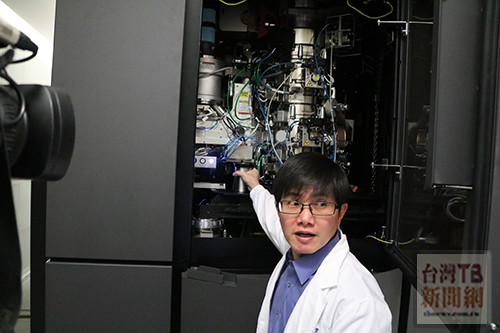 中研院與台灣蛋白質計畫合購了一組最先進的高解析度冷凍電子顯微鏡。(記者陳念祖 攝)