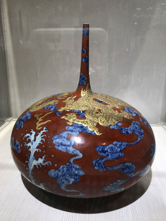 台灣陶瓷藝術家李存仁作品：描地紅金龍會尖頸扁球瓶