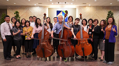 中華開發金控別出心裁，將藝文贊助回饋轉化為員工的音樂學習課，下班後受NSO低音提琴首席傅永和的藝術薰陶。