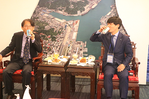 二位總經理品嚐台灣及韓國在地啤酒。（記者 陳念祖攝）