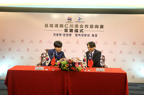 台灣港務公司基隆分公司總經理劉詩宗（左）與韓國仁川港總經理金英國（右）在基隆港簽署雙方合作備忘錄(MOU)。（記者陳念祖攝）