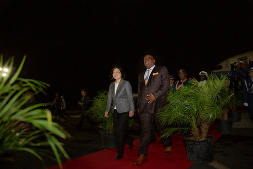 總統抵達聖克里斯多福及尼維斯　哈里斯總理親迎