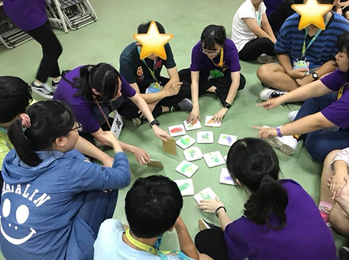 教育部志工們規劃有趣的團康小遊戲，訓練星兒們團隊合作、動作協調等能力