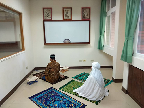 高苑科大穆斯林同學在圖書館祈禱室禮拜