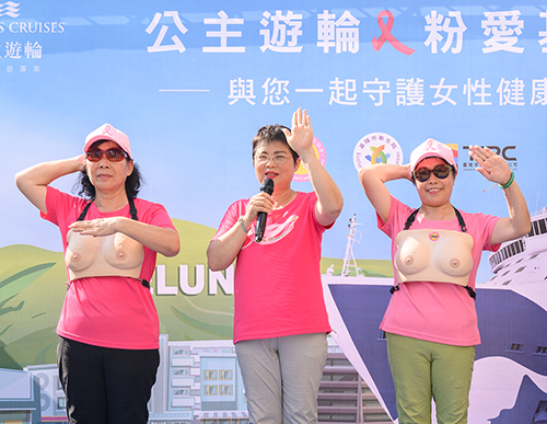 中華民國乳癌病友協會理事長黃淑芳（中）現場與志工示範如何簡易自我檢測。（公主遊輪提供）