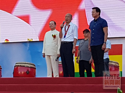國民黨總統候選人韓國瑜(左二)與國會政黨聯盟黨主席悟覺妙天(左一)首次同台