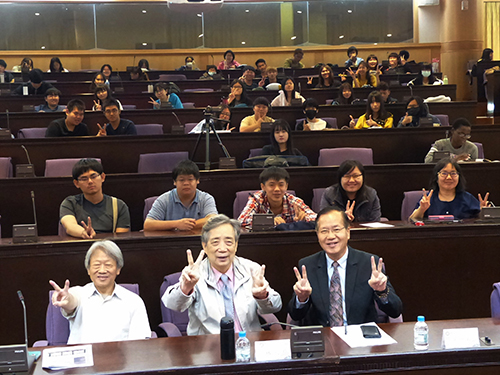 南華大學企業經營與人文講座-我的美好藝術人生，黃光男理事長與學生大合照。