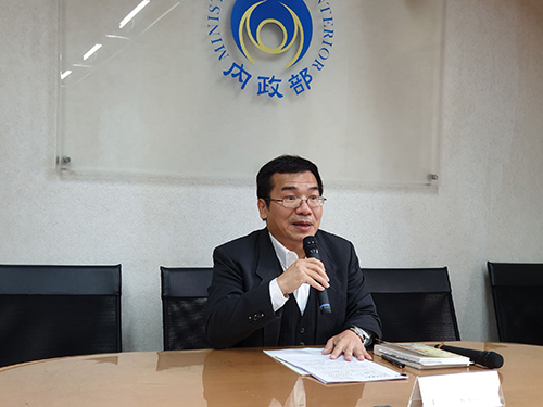 內政部副司長鄭英弘表示仍有246個政黨未完成法人登記