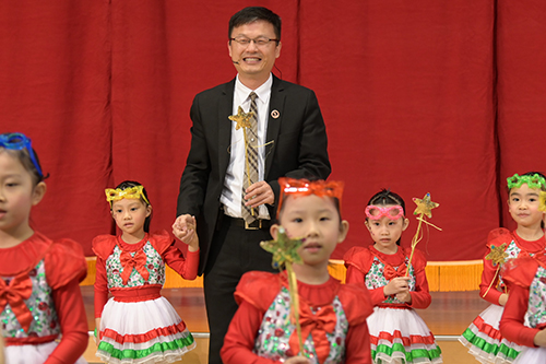 張明文局長與三重啟文幼兒園學生合唱客語歌「星星的心」