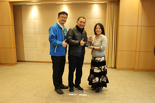 獲得教學傑出獎的鶯歌工商陳上瑜老師與侯友宜市長分享獲獎喜悅