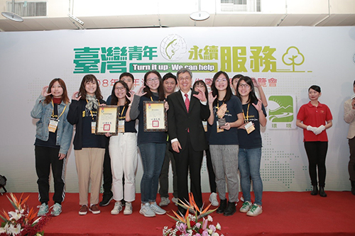 團隊於12月7日青年海外和平工作團隊表揚暨博覽會上接受副總統頒發一般組非「銅」小可獎
