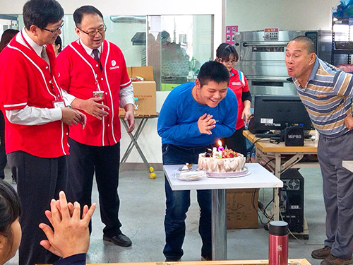 屏東縣向陽啟能協會大朋友迎接19歲的生日，Global Mall新左營車站準備了蛋糕慶生，留下美好回憶。