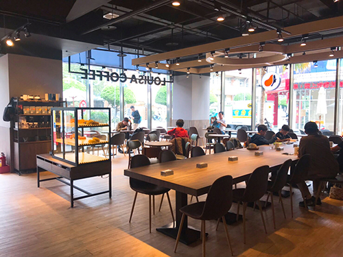 Global Mall屏東市「路易莎咖啡」，打造微型圖書館新型態咖啡店
