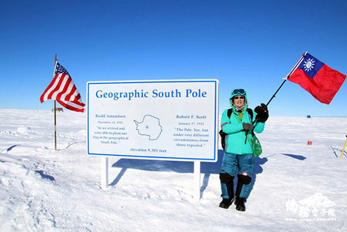 喜歡探索旅行、來自台東的醫生朱建銘今年完成南、北極地旅行，成功讓中華民國國旗在地球最底部飄揚。（朱建銘提供）