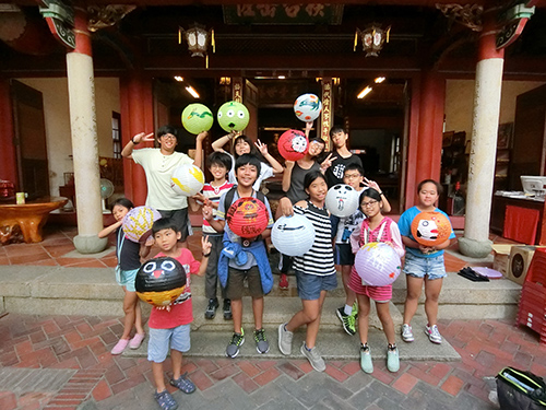 台南府城青年壯遊點戶外教育體驗活動，以活潑的方式讓學生走讀廟宇工藝文化