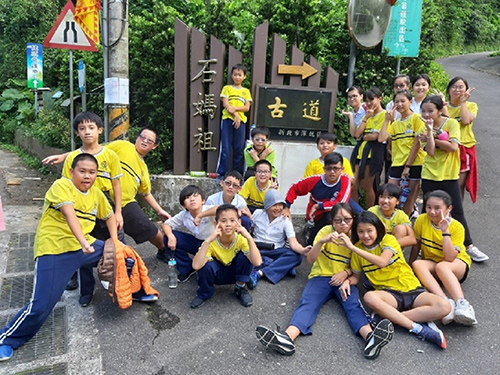 台北深坑青年壯遊點戶外教育體驗活動，讓學生挑戰石媽祖古道，認識在地歷史與文化