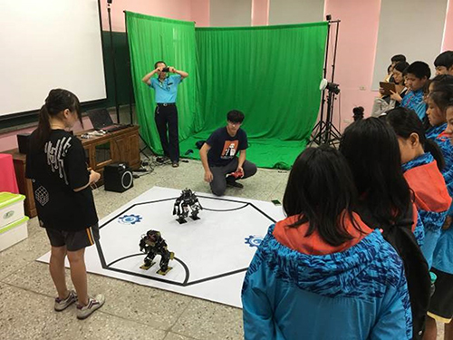 程式設計課程學生體驗與機器人對打比賽
