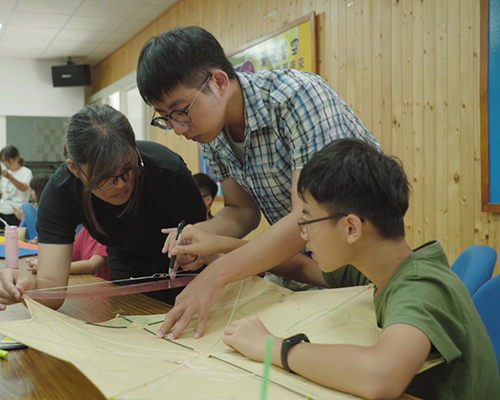 學生協助用人單位帶領小朋友完成風箏製作，並推廣環境教育理念