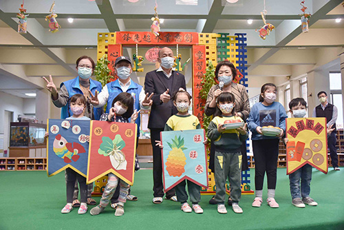 韓國市長韓國瑜至私幼關心上課情形 贈送鼠年提燈