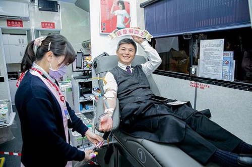 新光人壽陳正輝資深協理熱血響應，盼號召更多同仁跟民眾參與捐血活動。