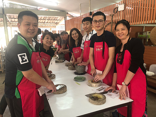 南華大學葉月嬌副教授帶領自然療癒碩士班修習「慢食與美食科學」的學生前往泰國進行移地教學，並至廚藝教室學習。